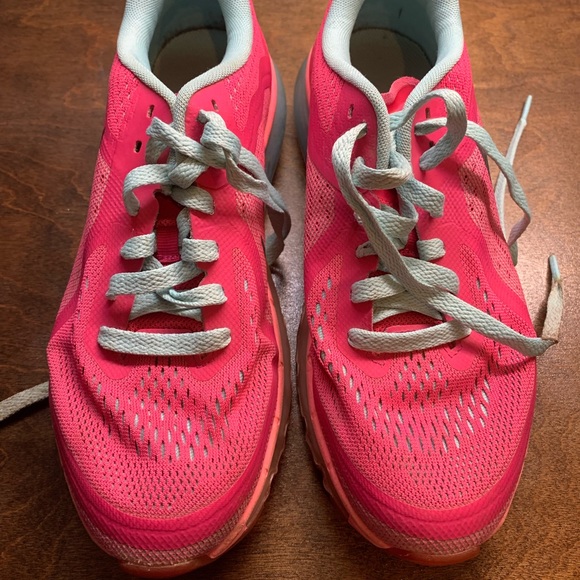 Nike shoes size 5.5 fit more like a women’s 7 - Picture 2 of 4